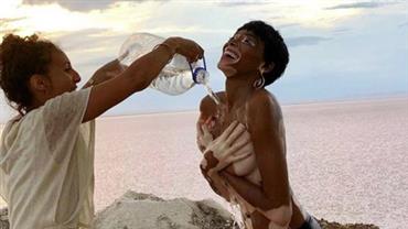Uma modelo famosa no Instagram passou herpes para seus fãs através de água  de banho contaminada?