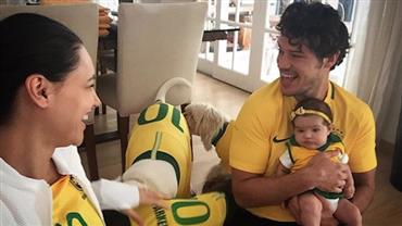 José Loreto mostra rostinho da filha ao comemorar vitória do Brasil na Copa