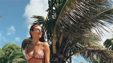 Grávida, Isis Valverde mostra barriga redondinha em foto de biquíni