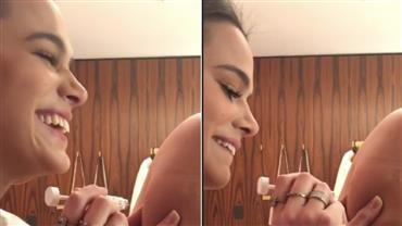 Bruna Marquezine se desespera ao aplicar injeção em amiga grávida: "Confia em mim?"