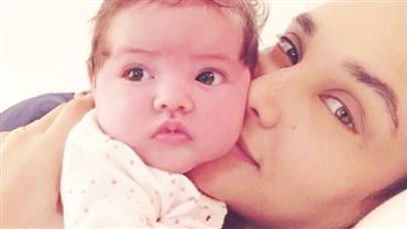 Débora Nascimento mostra rostinho da filha e fãs opinam: "Cara do pai"