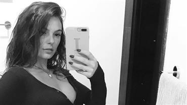 Grávida do primeiro filho, Isis Valverde exibe barrigão de 22 semanas em selfie no espelho