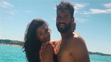 Goleiro Alisson curte férias ao lado da esposa na Itália e "mão boba" rouba a cena