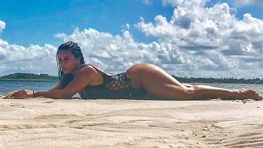 Bumbum de Viviane Araújo rouba a cena em foto da musa em cenário paradisíaco