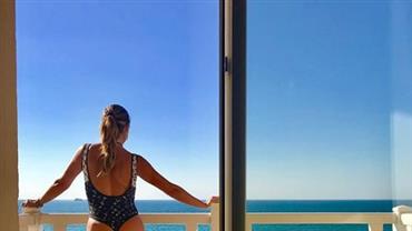 Flávia Alessandra posa de maiô e bumbum rouba atenção em paisagem paradisíaca
