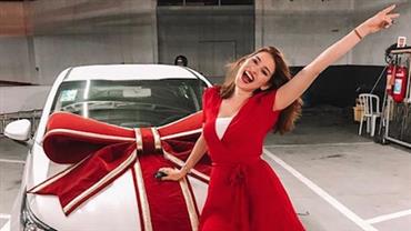 Ex-BBB Ana Clara recebe carro que ganhou em reality show: "Mérito todo meu"
