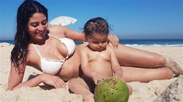Carol Castro posa de biquíni com a filha na praia e diverte fãs com trocadilho