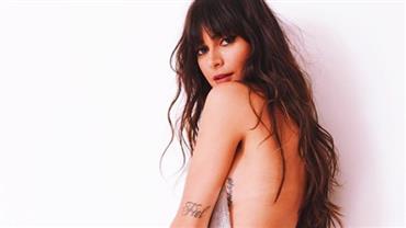 Thaila Ayala se empolga e mostra quase tudo em clique com vestido ousado