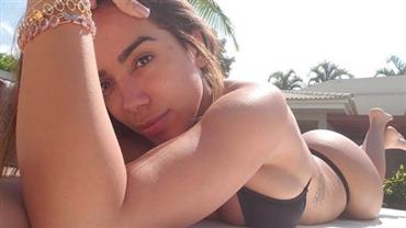 Anitta posta foto sem maquiagem e diversas "sósias" são descobertas