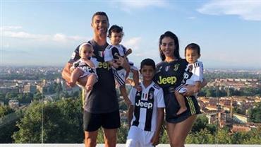 Cristiano Ronaldo faz registro com a família "uniformizada" com camisa da Juventus