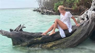 Xuxa Meneghel posta foto com Junno Andrade na lua de mel e revela: "Teve love até debaixo d'água"