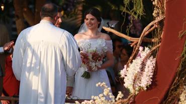 Camila Queiroz e Klebber Toledo se casam em Jericoacoara; veja fotos e vídeos