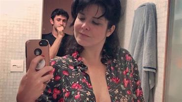 Samara Felippo posa com camisa aberta, sem sutiã, e flagra namorado admirando seu corpo