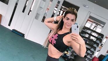Kelly Key faz selfie na academia e ostenta cinturinha: "Que corpo é esse?"