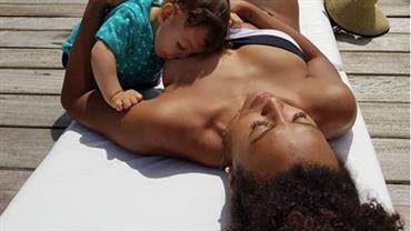 Sheron Menezzes amamenta Benjamin enquanto se bronzeia: " Passarinho faminto da mamãe"