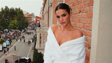 Nova moda? Bruna Marquezine está viciada em posar com roupão branco