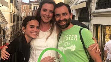 Bruna Marquezine "invade" foto de casal em Veneza e brinca: "Olha a intimidade"