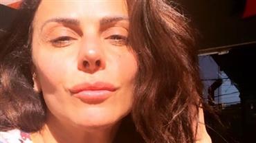Viviane Araújo posa sem maquiagem e internauta alfineta: "Tão natural quanto um botox"