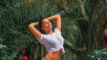 Emilly Araújo exibe curvas ao posar de biquíni e camiseta transparente