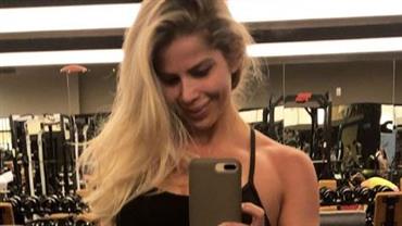 Karina Bacchi deixa abdômen sarado à mostra em selfie na academia: "Treino feito"