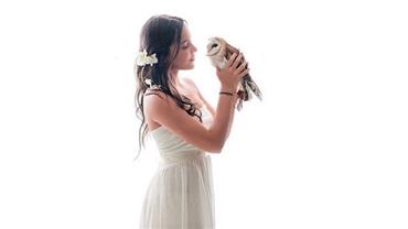Emilly Araújo comemora 4 milhões de seguidores em foto com uma coruja na mão