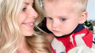 Karina Bacchi encanta seguidores ao mostrar novo corte "moicano" do filho