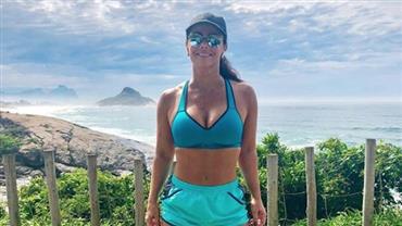 Com pernões à mostra, Viviane Araújo posta texto enigmático: "Deus não tira, te livra"