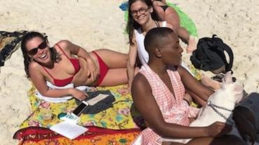 Bruna Linzmeyer posa na praia com amigas e dispara: "As manas hétero"