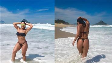 Viviane Araújo posa com biquíni fio-dental e exibe curvas em dia de praia
