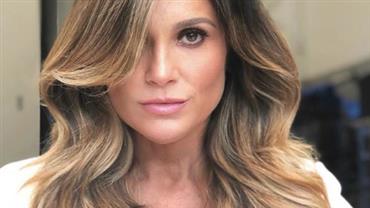 Flávia Alessandra mostra truque em bastidores de ensaio: "Nem tudo é glamour"