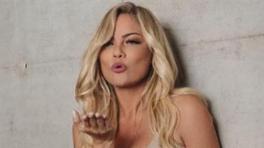 Ellen Rocche posa de lingerie e seguidora comenta: "Até de bege fica mara"