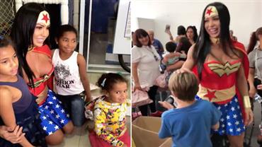 Gracyanne Barbosa vira Mulher Maravilha ao participar de festa de orfanato