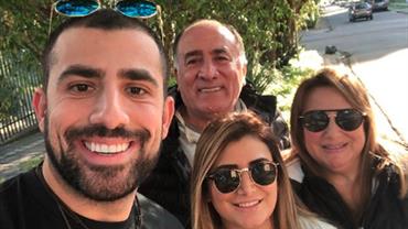 Ex-BBB Kaysar comemora um mês da família no Brasil: "Melhor dia"