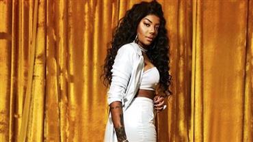 Ludmilla posa com "sapato de Beyoncé" e nega ostentação: "É para vocês se inspirarem"