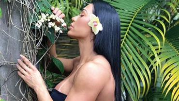 Gracyanne Barbosa posa sensual com flor no cabelo e é comparada com princesa da Disney