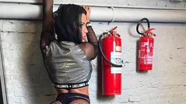 Gracyanne Barbosa empina o bumbum ao lado de extintor e fã dispara: "Chama o bombeiro"