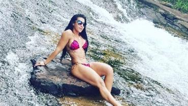 Ex-BBB Priscila Pires posa de biquíni e exibe corpão em cachoeira: "Energizando"