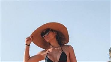 Kelly Key exibe corpão e abdômen trincado ao posar de biquíni em praia