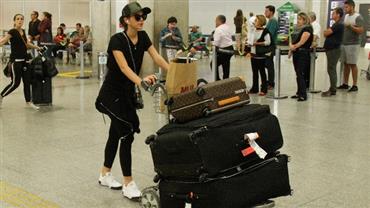 Bruna Marquezine volta ao Brasil "disfarçada", mas é reconhecida em aeroporto