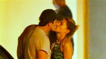 Pâmela Tomé e Rômulo Arantes Neto são flagrados aos beijos