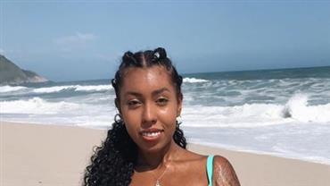 Irmã de Gracyanne Barbosa, Giovanna Jacobina posa "empanada" em praia