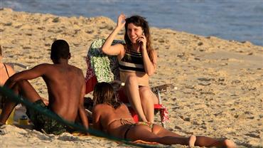 Nathalia Dill é flagrada de biquíni e exibe bumbum em dia de praia