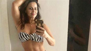 Viviane Araújo faz selfie de biquíni com estampa de zebra e avisa: "Vou me bronzear''