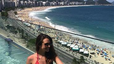 Juliana Paiva posa de biquíni em dia de piscina e ganha elogio da sogra