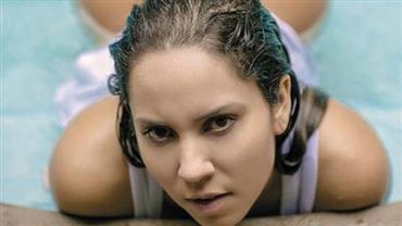Bumbum que boia: Mulher Melão posa de fio-dental branco na piscina
