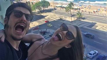 Discretos com namoro, Nicolas Prattes e Juliana Paiva posam juntos no Rio de Janeiro e fãs comemoram