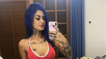 Tati Zaqui usa fantasia de salva-vidas e fãs reparam em piercing íntimo