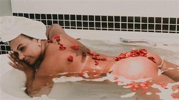 Solange Couto surge com bumbum boiando em banheira em nova foto de ensaio sexy