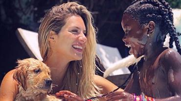 Giovanna Ewbank se refresca na piscina ao lado de Títi e cachorros: "Felicidade toma forma"