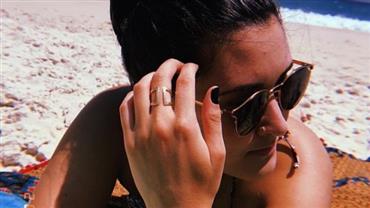Filha de Fátima Bernardes posa na praia e fãs comparam: "Parece a mãe"